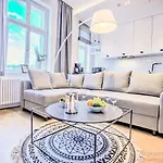 Апартаменты Family Luxury Wonder Heaven Apartment, 50m M Cassino Street, First - 3 Bedrooms&studio, Second - 2 Bedrooms&studio, Private Parking W Cenie, Summerwinter Brand