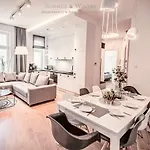 Family Luxury Wonder Heaven Apartment, 50m M Cassino Street, First - 3 Bedrooms&studio, Second - 2 Bedrooms&studio, Private Parking W Cenie, Summerwinter Brand