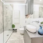 Family Luxury Wonder Heaven Apartment, 50m M Cassino Street, First - 3 Bedrooms&studio, Second - 2 Bedrooms&studio, Private Parking W Cenie, Summerwinter Brand *