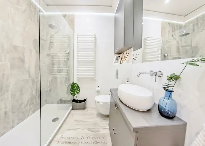 Family Luxury Wonder Heaven Apartment, 50m M Cassino Street, First - 3 Bedrooms&studio, Second - 2 Bedrooms&studio, Private Parking W Cenie, Summerwinter Brand *